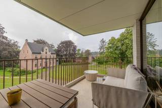 Lichtrijk 2-slaapkamer appartement in Herenthout<br /><br />Het appartement beschikt over een ruime en lichtrijke leefruimte met toegang tot het terras, een uitgeruste keuken, twee slaapkamers en badkamer met dubbele lavabo en douchebad en een bergruimte met aansluiting voor een wasmachine + garagebox A-PP 67.<br /><br />Beschikbaar vanaf 1 oktober 2026. <br /><br />Huurprijs: €1.025 + €75