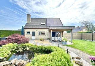 <p>Gelegen aan de Drafstraat in het bruisende Waregem en dichtbij het centrum, biedt deze mooie woning uit 1994 een uitzonderlijke kans voor iemand die op zoek is naar een vrijstaande en onderhoudsvriendelijke woning met alle comfort; Indeling: Inkomhal, vestiaire, gastentoilet, Lichtrijke woonkamer met plaats voor salon en eetplaats; Comfortabele keuken met Smeg toestellen, natuurstenen dienblad, gootsteen met uitgehoude druipzone, koelkast, microgolf, oven, zuigkap, brede elektrische kookplaat, aparte eethoek, veel kastruimte,...; doorgang naar de ruime garage met sectionale geautomatiseerde poort, wasplaats en hoek met technische uitrusting, zeer degelijke en goed onderhouden verwarmingsketel via stookolie (telkens onderhoud gehad met attesten - centrale verwarming) .. Aangelegde tuin met 2 terrassen en vijver, 1 open terras en 1 overdekt terras in padouk aansluitend aan de woning; Tuinhuis met verlichting; Recente carport in padouk (2024) en groenaanleg rondom; Boven: nachthal naar 3 volwaardige kamers waarvan 1 met dressing, recente badkamer met inloopdouche, wastafel met meubel en tweede toilet (2008); Elektrische screens op zonne-energie; Geïsoleerde bergzolder, toegankelijk via schuiftrap met luik; Vooraan is parking en een oprit; Het perceel is volledig omheind met duurzame materialen en een handig zijpoortje; EPC 217/C; 19 Zonnepanelen; Overal geschilderd, elektrische rolluiken; Dimbare verlichting; Vliegenramen; Regenwaterput 5.000L; Nieuwe ramen dd. 2022; Asbestveilig attest; Strategische ligging tussen Kortrijk en Gent, met vlotte verbindingen via E17, N43 en het station van Waregem. Ideaal voor pendelaars alsook dichtbij alles wat men nodig heeft aan winkels, bakker, slager, enz.. Beschikbaar: bij akte na betaling; Info en bezoek: info@elet.immo;</p>