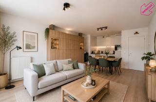 We vinden dit prachtig appartement terug in de nieuwe woonwijk 'Groen Zuid' te Hoboken. Dankzij een diverse mix aan woonvormen is dit een gezellige nieuwe en groene wijk met zeer goede verbindingen naar het winkelcentrum van Hoboken en Antwerpen.<br /><br />Dit appartement is gelegen op de eerste verdieping van een goed onderhouden gebouw. Het appartement heeft de volgende indeling:<br />Een inkomhal, 2 slaapkamers, een badkamer met inloopdouche en dubbele lavabo, een leefruimte met een open kwaliteitskeuken, een berging met aansluiting voor een wasmachine en een gunstig gelegen terras.<br />Verder is er nog een ondergrondse autostaanplaats verplicht bij te huren aan 60 EUR/maand. De maandelijkse lasten (provisie gemene delen) bedragen 75 EUR.<br />Alle meters (gas, elektriciteit en water) zijn individueel.