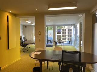 In het centrum van Roeselare staat deze kantoorruimte te huur van ca. 160 m² op 100 m van de Grote Markt. Gelijkvloerse ruimte bestaande uit een open landschapskantoor met veel natuurlijke lichtinval en goede visibiliteit. 1e verdieping van ca. 75 m² bestaande uit kantoor -, archiefruimte, vergaderzaal, sanitair en kitchenette. Alle voorzieningen zijn aanwezig. Grote glaspartijen vooraan langs straatzijde en achteraan in de Sint-Michiels Galerij.Centrale ligging te Roeselare nabij Grote Markt en Sint-Michielskerk.Bent u op zoek naar bedrijfsvastgoed bestaande uit een kantoor te koop in Roeselare? Aarzel dan niet om ons te contacteren op het nummer 051 21 22 23.Dit pand kan onderhevig zijn aan de renovatieverplichting die door de Vlaamse overheid wordt opgelegd voor niet-residentiële gebouwen. Consulteer voor meer informatie de website van het Vlaams Energie- en Klimaatagentschap via https://www.energiesparen.be/nr/renovatieverplichting.