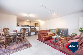 Op de tweede verdieping van een recent en modern gebouw met lift bevindt zich dit uitnodigende, lichtrijke appartement. De leefruimte met open...