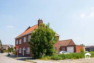 Halfopen woning te koop in BoezingeOver de woning:Deze charmante halfopen woning in het hart van Boezinge vormt de perfecte starterswoning voor wie...