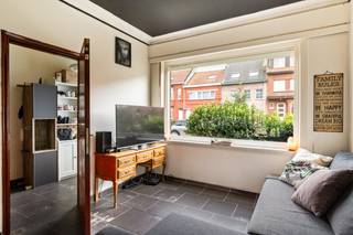 Deze super grote woning met erg veel mogelijkheden is gelegen in een toffe residentiële wijk in het centrum van Ekeren. Hoewel scholen, openbaar vervoer en winkels allemaal om de hoek te vinden zijn, is het hier toch heerlijk rustig wonen. Hoewel een opknapbeurt het huis zeker ten goede zou komen, is de constructie erg degelijk en werd het dak een 20-tal jaar geleden reeds vernieuwd. Aan u om dit pand om te toveren tot uw droomwoning! U komt het huis binnen via de aparte, ruime inkomhal. Verder heeft het gelijkvloers een ruime leefruimte met zicht op de toffe west-tuin, een recentelijk gemoderniseerde keuken die voorzien is van alle comfort, een apart gastentoilet en een wasplaats/berging. De houten trap brengt u naar de eerste verdieping, waar u 2 grote slaapkamers en een ruime, maar eenvoudige badkamer treft. Ook de tweede verdieping is met een volwaardige trap te bereiken. Momenteel is dit 1 grote ruimte, maar u kan hier moeiteloos verschillende slaapkamers en/of een badkamer in onderbrengen. In het diepe, westelijk georiënteerd tuintje kan u de ganse dag en in alle rust van de zon genieten. 