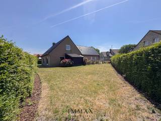 Unieke opportuniteit om een alleenstaande villa op een groot perceel te renoveren in een rustige wijk in Knokke .<br /><br />Gelegen op een prachtig perceel van maar liefst 645 m² geniet deze woning van uitzonderlijk veel privacy en een rustige ligging in een aangename residentiële wijk. Dergelijke eigendommen met een ruim perceel zijn vandaag bijzonder gegeerd en bieden de perfecte basis om uw droomwoning te realiseren.<br /><br />De woning beschikt over een praktische indeling. Via de inkomhal met gastentoilet komt u in de bijzonder ruime en lichtrijke leefruimte, waar de grote raampartijen en de gezellige open haard voor een aangename sfeer zorgen. Aansluitend bevindt zich de keuken, die rechtstreeks toegang biedt tot het zonnige terras en de ruime tuin. Vanuit de keuken bereikt u eveneens de garage met plaats voor twee wagens. Aanpalend bevindt zich bovendien een afzonderlijke wijnberging. Daarnaast is er parking voor twee wagens op de oprit.<br /><br />Op de eerste verdieping vindt u vier volwaardige slaapkamers, twee badkamers en een apart toilet, waardoor deze woning perfect geschikt is voor een gezin of voor wie op zoek is naar extra ruimte.<br /><br />Ook werden reeds enkele belangrijke investeringen uitgevoerd, waaronder een vernieuwd dak, nieuwe Velux-dakramen en een nieuwe garagepoort, waardoor u zich volledig kunt focussen op de verdere renovatie en afwerking naar eigen wens.<br /><br />Stedenbouwkundig uittreksel en maatregelenregister in aanvraag.<br /><br />Aarzel niet om ons te contacteren voor meer informatie: tel.: 050 62 44 14 of via knokke@immax.be