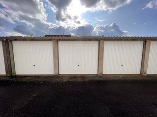 Afgesloten garageboxen (137 stuks waarvan 25% reeds verkocht) in de Bloemekenswijk* BEKIJK DE VIDEO VAN DIT ZOEKERTJE OP ONZE WEBSITE...