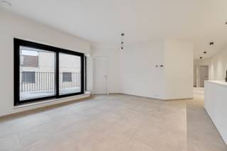 Deze nieuwbouwappartementen worden verkocht als opbrengsteigendom, zijn voorzien van alle modern comfort, energie neutraal en knappe architectuur. De indeling van het 1eV  appartement, achteraan gelegen (ca 100,27m2 bew opp) is als volgt: inkomhal met gastentoilet, aangename en zeer lichtrijke leefruimte met open keuken grenzend aan het overdekte zonneterras van ca 11,82m2), aparte berging/wasplaats, 2 ruime slaapkamers aanwezig. extra's: ruime fietsenstalling en vuilnisberging voorzien, alles volledig geschilderd+verlichting, inclusief privatieve zonnepanelen, warmtepomp, lage gemeenschappelijke kosten (geen lift). Dit project valt onder 6% BTW (mits voorwaarden). Vast verhuurd, 950 euro/maand.