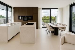 Exclusieve en instapklare nieuwbouw penthouse van 147m² met zeer ruim dakterras van 31m² op het zuiden, 3 garageplaatsen en kelder.Uniek gelegen in...