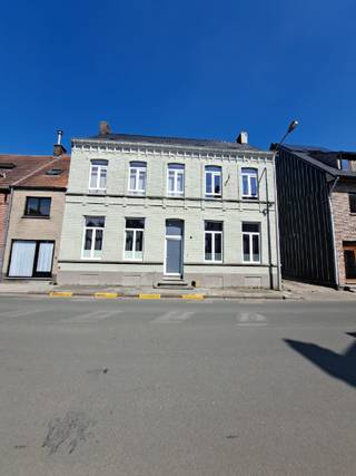 Dit uitstekend gelegen investeringspand in het centrum van Handzame vormt een unieke opportuniteit voor vastgoedinvesteerders. Het gebouw omvat vier volledig gerenoveerde appartementen, verdeeld over twee verdiepingen. Elk appartement beschikt over twee slaapkamers, waarvan twee units als duplex zijn ingericht. De bewoonbare oppervlaktes variëren tussen 82 m² en 90 m².<br />De grondige renovatie werd uitgevoerd in de periode 2019–2020, met bijzondere aandacht voor duurzaamheid en het gebruik van kwalitatieve materialen. Momenteel zijn alle appartementen <strong>verhuurd via het Sociaal Verhuurkantoor (SVK) tot en met 31 augustus 2029</strong>, wat zorgt voor een stabiele en langdurige huuropbrengst. Het SVK staat in voor het dagelijks beheer, onderhoud en eventuele herstellingen, volledig volgens het Vlaamse Woninghuurdecreet. Bovendien beschikken alle appartementen over gunstige EPC-scores.<br /><br />De EPC-waarden zijn als volgt:
<ul>
<li><strong>Appartement gelijkvloers</strong>: label C – 207 kWh/m² – 82 m²</li>
<li><strong>Appartement gelijkvloers</strong>: label C – 228 kWh/m² – 82 m²</li>
<li><strong>Duplexappartement</strong>: label B – 127 kWh/m² – 90 m²</li>
<li><strong>Duplexappartement</strong>: label B – 156 kWh/m² – 86 m²</li>
</ul>
Een extra troef is de aanwezigheid van meerdere parkeerplaatsen achteraan het gebouw. Daarnaast geniet het pand van een centrale ligging met vlotte verbindingen en een directe nabijheid van winkels, scholen en openbaar vervoer.<br /><br />Aarzel niet om deze uitzonderlijke investeringskans te ontdekken. Contacteer ons vrijblijvend voor meer informatie of een bezoek. Wij begeleiden u graag met de glimlach in uw zoektocht naar het ideale investerings- of commercieel pand. Tel. 051 62 40 40