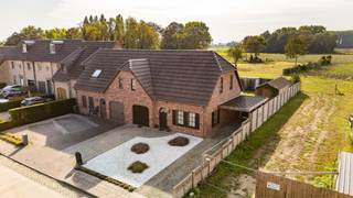 Deze INSTAPKLARE woning (gerenoveerd in 2018) is gelegen te Poeke met name in de Ruiseleedsestraat 3I op een perceel grond van 473m² en met een bewoonbare oppervlakte van 131m². Deze eigendom geniet een uiterst centrale ligging vlakbij, openbaar vervoer, bakker, slager, winkels, scholen, enz...<br /><br />PLUSPUNTEN:<br />* GERENOVEERD IN 2018<br />* RUSTIGE, GROENE LIGGING<br />* ZEER GUNSTIG EPC LABEL B<br />* VOLDOENDE PARKEERPLAATS<br /><br />INTERIEUR:<br />Via de inkomhal komt u binnen in de woning, met aansluitend een gastentoilet. Vervolgens is de lichtrijke leefruimte met eetplaats, die naadloos aansluit op de volledig geïnstalleerde open keuken. Vanuit de keuken is er toegang tot de garage, die naast het parkeren van een wagen ook perfect dienst kan doen als extra bergruimte.<br /><br />Op de eerste verdieping bevinden zich 3 comfortabele slaapkamers en een ruime badkamer, uitgerust met een dubbele wastafel, inloopdouche, ligbad en toilet.<br /><br />EXTERIEUR:<br />De woning beschikt over een aangename en rustig gelegen tuin, omgeven door een groene omgeving. Daarnaast is er een praktische carport, zodat u uw wagen steeds overdekt kunt parkeren. De aanwezigheid van het tuinhuis zorgt voor extra bergruimte en biedt plaats voor onder meer tuinmateriaal.<br /><br />Een verzorgde en instapklare woning met een rustige ligging, een gunstig EPC-label B en alle nodige voorzieningen.