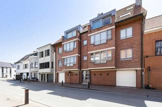 [[ DIT PAND NEEMT DEEL AAN DE ERA OPEN HUIZEN DAG OP 13/6 VAN 11:00 TOT 12:00 ]]<br /><br /><strong>Heist: Instapklaar duplexappartement te koop met twee slaapkamers en ruim zuidgericht terras in Heist. </strong><br /><br />Bent u op zoek naar een ruim en instapklaar appartement op een gunstige ligging in Heist? Dan is dit verzorgde doorloop appartement in de Westkapellestraat 10 zeker een bezoek waard. Het appartement beschikt over een praktische indeling en biedt alle comfort voor wie op zoek is naar een aangename woonomgeving nabij winkels, openbaar vervoer en het centrum van Heist.<br /><br /><strong>Indeling: </strong><br />1ste verdiep: Inkomhal met gastentoilet, ruime en lichtrijke leefruimte met toegang tot terras vooraan, open keuken met toegang tot het ruim zuidgericht terras achteraan, berging. <br /><br />2de verdiep: 2 volwaardige slaapkamers, badkamer met toilet, zolder.<br /><br /><strong>Troeven: </strong>
<ul><li>Instapklaar en lichtrijk. </li><li>Centrale ligging in Heist, nabij winkels, horeca en openbaar vervoer. </li><li>Ruim zuidgericht terras achteraan.</li><li>Dubbele kelderberging.</li><li>Mogelijkheid tot het aankopen van een garagebox.</li></ul>
Meer info? Contacteer Ayita op 0496 13 43 12 of via ayita@eraservimo.be
