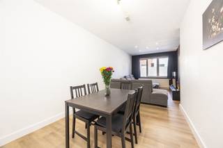 <p><span>Instapklaar gelijkvloers 2-slaapkamerappartement met terras in Mechelen</span></p><p><span> </span></p><p><span>Op zoek naar een comfortabel en instapklaar appartement op een rustige, maar centrale ligging in Mechelen? Dan is dit charmante gelijkvloerse appartement aan de Generaal de Ceuninckstraat 109 zeker een bezoek waard!</span></p><p><span> </span></p><p><span>Bij het betreden van het appartement kom je terecht in een aangename leefruimte die naadloos aansluit op de praktische en gezellige keuken. De vernieuwde badkamer zorgt voor extra comfort en een frisse, moderne uitstraling.</span></p><p><span>Het appartement beschikt over </span><span>twee volwaardige slaapkamers</span><span>, ideaal voor een koppel, een klein gezin of als combinatie van wonen en thuiswerken.</span></p><p><span>Via de keuken heb je toegang tot een </span><span>terras</span><span>, waar je in alle rust kunt genieten van een kop koffie of een zonnige namiddag.</span></p><p><span> </span></p><p><span>Extra troeven:</span></p><ul><li><span>Instapklaar appartement</span></li><li><span>Gelijkvloers</span></li><li><span>2 slaapkamers</span></li><li><span>Moderne, vernieuwde badkamer</span></li><li><span>Terras</span></li><li><span>Private kelderberging</span></li><li><span>Asbestveilig, elektrische keuring conform en geen renovatieplicht</span></li><li><span>Meubels kunnen desgewenst mee worden overgenomen</span></li></ul><p><span>Dankzij de gunstige ligging bevinden winkels, openbaar vervoer, scholen en het bruisende centrum van Mechelen zich op korte afstand.</span></p><p><span>Ben je op zoek naar een instapklaar appartement waar je meteen je thuis van kunt maken? Neem dan snel contact op voor een bezichtiging!</span></p><p><span> </span></p><p><span>Ook een gratis schatting bij jou? Wij komen graag langs!</span></p><p><span>Sven@home4you.be</span></p><p><span> </span></p>