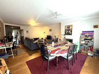 Dit ruime appartement op de 2de verdieping, in een residentieel gebouw met lift, is centraal gelegen nabij winkels, openbaar vervoer en...