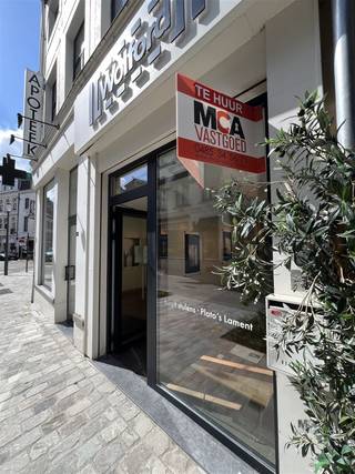 <p><span>Verzorgde instapklare gelijkvloerse winkelruimte met parketvloer.  Horeca niet toegestaan.  Achteraan 2 paskamers, kitchenette en WC.  De trappenhal eerste verdieping is inclusief en kan als stockruimte of bureel worden gebruikt.  Deze winkel is gelegen in de volledig heraangelegde Diesterstraat.<br />Aandeel onroerende voorheffing is ten laste van de huurder en bedraagt forfaitair € 100/maand.  Wilt u deze mooie winkel komen ontdekken ?  Maak dan gerust een afspraak en bel naar 0485 34 56 71.  Ook buiten kantooruren zijn wij bereikbaar.  Of stuur een mailtje naar <span>marleen@mca-vastgoed.be</span></span><span> </span></p>