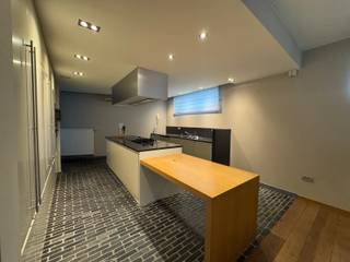 <p><br />Duplex te huur nabij centrum Geraardsbergen<br /><br />Op zoek naar een stijlvolle en comfortabele woning met net dat tikkeltje extra? Deze luxe duplex in Geraardsbergen combineert ruimte, comfort en een moderne uitstraling op een aangename locatie.<br /><br />De duplex biedt een hoogwaardige en verzorgde woonomgeving, ideaal voor wie op zoek is naar een comfortabele thuis met een luxueuze uitstraling.<br /><br />Extra Troeven<br />Luxe en moderne afwerking<br />Ruime en lichtrijke leefruimtes<br />Duplex met aangename indeling<br />Comfortabel woongevoel<br />Gelegen in Geraardsbergen<br />Ideaal voor wie kwaliteit en rust belangrijk vindt<br />Huurprijs<br /><br />€1.100 per maand<br />+ €150 maandelijkse kosten<br /><br />Totale maandelijkse kost: €1.250<br /><br />Interesse in deze prachtige duplex? Neem gerust contact op voor meer informatie of om een bezoek in te plannen.<br />bel naar Jerko 0492/82.50.00<br />Mail naar jerko@cornelis-goeman.be</p>