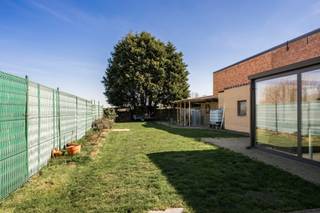 <p><strong>Quares - TREVI Groep presenteert :<br />Halfopen bebouwing met mooie tuin en grote garage/atelier </strong></p>
<p>Deze ruime halfopen bebouwing is gelegen in een landelijke groene omgeving te <span><span>Breendonk en heeft een prachtig uitzicht op de omliggende velden. </span></span>De woning heeft een ideale uitvalsbasis dankzij de nabijheid van de N16 en A12. <br /><br />Deze woning kan mits de nodige renovatiewerken omgevormd worden naar een ware parel waar u kan genieten in alle rust van de ruimte die de woning te bieden heeft.</p>
<p>De indeling van de woning is momenteel als volgt, maar kan volledig naar wensen worden ingedeeld en ingericht. <br /><br />Via de inkomhal, met afzonderlijk gastentoilet, kan u naar de ruime leef-en eetruimte. Deze beschikt over een authentieke tegelvloer alsook een gezellige houthaard die voor extra sfeer en cachet zorgt. Aangrenzend kan je de leefkeuken vinden die voorzien is van kasten en toestellen. Via de keuken kan je naar de ruime achterliggende badkamer die voorzien is van inloopdouche, ligbad en lavabo en afzonderlijke was- en bergruimte. <br /><br />De veranda heeft tal van mogelijkheden van het huidige gebruik tot toevoeging bij de leefruimte, waarbij je een leuk zicht en interactie hebt met de tuin. <br /><br />Op de eerste verdieping bevinden zich 3 ruime slaapkamers.</p>
<p>Verder beschikt de woning over een droge en praktische kelder en een opbergzolder toegankelijk via uitvaltrap.<br /><br />De zeer ruime garage kan gebruikt worden voor het stallen van twee wagens (achter elkaar), bergruimte, maar leent zich ook ideaal tot atelier of klein magazijn.</p>
<p>De tuin is volledig omheind en kan je opentrekken zodat je een verzicht hebt op de achterliggende velden. <br /><br />Deze woning is ideaal voor mensen die van een landelijke maar centrale ligging houden en graag hun eigen toets en hand leggen in hun woning.</p>