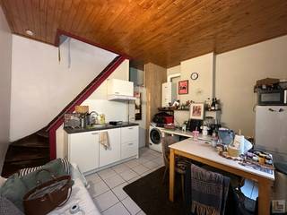 PLAN UW BEZOEK IN VIA ONZE WEBSITE: WWW.IMMOBOSS.BEDit gezellig beluikhuisje is gelegen in een cité van 21 identieke woningen met gemeenschappelijke...