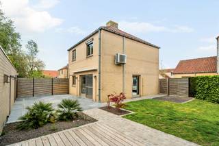 - Vrijstaande woning op een rustige ligging in Ledegem: De Kempkens 34<br />- Uitstekend EPC: label B (UC:3036578)<br />- Lichtrijke leefruimte <br />- Open keuken<br />- 3 volwaardige slaapkamers<br />- Zolder<br />- Badkamer met douchecabine, ligbad en wastafelmeubel<br />- Omheinde tuin met terras en tuinhuis<br />- Garage naast de woning<br />- Conforme elektriciteit<br />- Zonnepanelen<br />- Asbestveilig<br />- Richtprijs: € 325.000