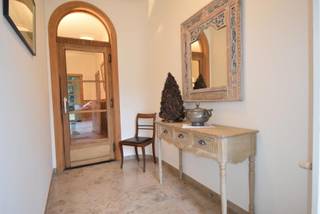 <span><strong>2 slaapkamer</strong> appartement met zicht op een pleintje, ideale woning voor alleenstaande of een koppel, rustig gelegen <strong>aan een pleintje</strong>, openbaar vervoer, op- en afritten van en naar Brussel en Gent. In een bescheiden appartementsgebouw van 1930 op de <strong>gelijkvloerse verdieping</strong>; eigen inkomhal<strong> (fiets)</strong>, een mooie ruime eetplaats op originele visgraat parket met aansluitend het woongedeelte met zicht op het pleintje. Vanuit de eetplaats heeft men links een <strong>badkamer met inloopdouche</strong> en een ruime slaapkamer met achterliggend een tweede slaapkamer/bureaugedeelte, een <strong>apart toilet</strong>. Rechts achteraan vanuit de eetplaats heeft men een aparte maar <strong>modern ingerichte keuken</strong> met zicht op het westgericht <strong>terrasje en tuin</strong>, ideaal om te aperitieven in de zomer. Tevens is er via de tuin toegang tot een <strong>berg- en wasruimte</strong>.</span>