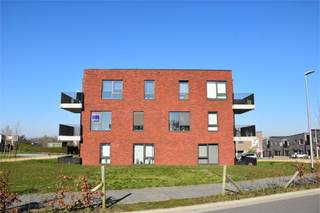 Prachtig eenslaapkamerappartement op project Heuveldal met volgende kenmerken:<br /><br />° kwalitatieve afwerking <br />° veel lichtinval door de grote raampartijen<br />° rustig gelegen met een vlotte verbinding met de E313 en Maastricht<br />° wonen in een verzorgde residentie<br />° op slechts enkele minuten rijden van het commercieel centrum, scholen, sportaccommodaties etc. <br />° alle modern wooncomfort aanwezig<br /><br />INDELING:<br /><br />° Niveau - 1:<br />Kelderberging nr. 2<br /><br />° Niveau 0:<br />Autostaanplaats nr. A1.02<br /><br />° Niveau +1: <br />Inkomhal met vestiaireruimte - gastentoilet - ruime living met open keuken - terras - berging - slaapkamer met en suite badkamer <br /><br /><br />Maak gebruik van deze unieke kans en vraag snel een bezichtiging aan via de website van Confideo Immo. Klik door naar het pand kies vervolgens voor "Ik ben kandidaat" onder de omschrijving. Na het volgen van de stappen wordt u door ons gecontacteerd om een bezichtiging in te plannen.