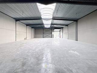 <u><strong>AFWERKING: </strong></u>
<ul>
<li>Stalen constructie, afgewerkt met lasprimer en all meta coating.</li>
<li>Geïsoleerde (10cm PIR) gladde betonpanelen.</li>
<li>Gepolierde en gewapende betonvloer (15cm)</li>
<li>Geïsoleerd (10cm PIR) plat dak (2-laagse roofing) met centrale lichtstraat met RWA-luik.</li>
<li>1 geïsoleerde, automatische sectionaalpoort (h: 4,2m). </li>
<li>Toilet</li>
<li>Uitgietbak met boiler (warm water)</li>
<li>Geïntegreerde afzonderlijke ruimte, voorzien van glaspartijen en automatische sectionaalpoort</li>
<li>Afzonderlijke inkomdeur met glaspartij voorzien van aluminium schrijnwerk en hoogrendementsbeglazing (Ugmax = 1,1 W/m2K). </li>
<li>LED-verlichting </li>
</ul>
<br /><u><strong>NUTSVOORZIENINGEN: </strong></u><br />Elektriciteit (3 x 400V, 40A), stadswater, telenet.<br /><br /><u><strong>LIGGING:</strong></u><br />Op ambachtelijke zonet te Oostkamp.<br />Op 3km van E40/E403<br />Tevens een vlotte verbinding naar de kust.<br /><br /><u>* Bijzonderheden:</u><br />- Vermelde prijs is exclusief 21% btw, verbruik, onroerende voorheffing (conform aanslagbiljet) en gemene kosten (minimaal!).<br />- Onze referentie op <strong>www.centro.be</strong> : <strong>P0491A</strong> of contacteer ons op <strong>050 70 01 02</strong>.