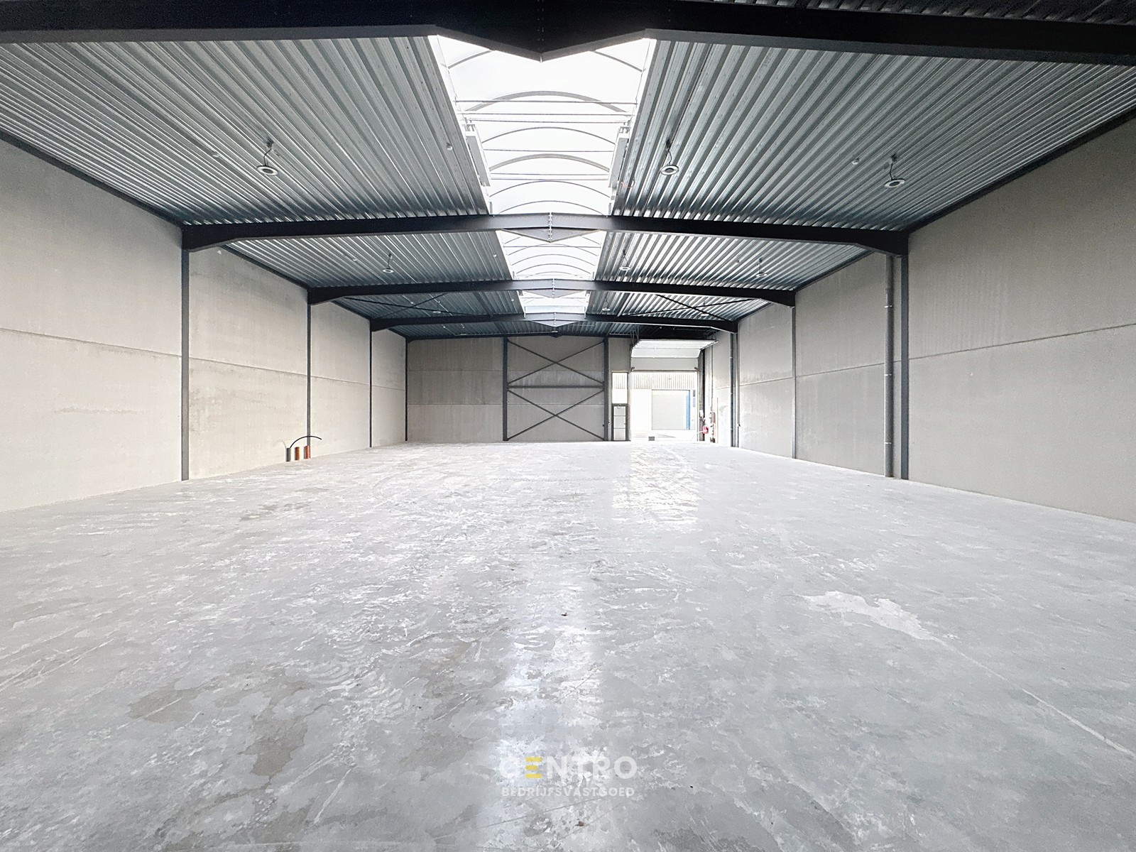 Kwalitatief en goed geïsoleerd NB MAGAZIJN (300m²) TE HUUR in Oostkamp. Inclusief 3 private parkeerplaatsen voor de deur. - photo 2