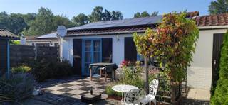 <p><strong>Ontdek dit prachtige duinenhuisje voorzien van zonnepanelen.</strong></p><p>Ligt centraal in het domein Duinendaele - woning nr 262.</p><p>Dit vakantiehuisje beschikt over 2 slaapkamers, een ruime en lichtrijke living en een goed uitgeruste</p><p>keuken, een goed verzorgde badkamer en 2 toiletten!</p><p>Buiten geniet je van een mooi afgesloten tuin volledig naar de zon gericht. Er is ook nog een berging en tuinhuisje aanwezig.</p><p>Parking in de omgeving van de woning.</p><p>Het mooie domein Duinendaele ligt bij het natuurreservaat op zo'n 3 à 4 km van de zee.</p><p>Tijdens de zomermaanden is er het openluchtzwembad bewaakt door zwembadredder.</p><p>Er zijn ook verschillende sportterreinen aanwezig in alle vrijheid te gebruiken.</p><p><br /> </p><p><br /> </p>