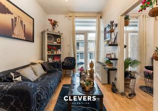 Aan de voet van de jachthaven resideert dit mooi appartement met terrasje.Indeling: een moderne living met mooie open keuken en een aangenaam terras...