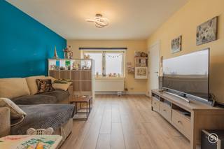Vandaag nemen we je meer naar Lebbeke, waar zich deze aangename halfopen bebouwing bevindt. Een praktische gezinswoning waar ruimte, comfort en energiezuinigheid mooi samenkomen.<br /><br />Bij het betreden van de woning kom je terecht in de inkomhal die toegang biedt tot het gastentoilet, de badkamer en de leefruimte. De leefruimte vormt het centrale hart van de woning en staat rechtstreeks in verbinding met de volledig uitgeruste keuken en de eetplaats. Vanuit de eetplaats heb je toegang tot de koer, een fijne buitenruimte waar je in alle rust kan genieten van het buitenleven. Daarnaast is er een rechtstreekse toegang tot de garage.<br /><br />Op de eerste verdieping bevinden zich drie volwaardige slaapkamers, waardoor de woning perfect geschikt is voor een gezin, thuiswerk of het creëren van een extra hobbyruimte. Verder is er op deze verdieping een apart toilet en via een luik is er toegang tot de zolder, die momenteel dienst doet als extra stockage.<br /><br />Ook op energetisch vlak heeft deze woning heel wat troeven. De woning beschikt over een EPC-label B en is uitgerust met twee zonnepanelen. Daarnaast werd de gevel afgewerkt met crepi en voorzien van isolatie.<br /><br />Ben je op zoek naar een instapklare halfopen bebouwing?<br />Contacteer ons gerust via bryann@julimmo.be of 0492 86 51 03.