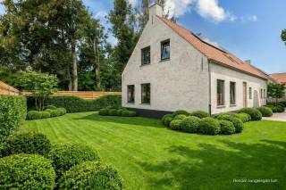 De ruwbouw staat, stevig en volledig. Wat nu nog rest, is de binnenafwerking, en dat is precies waar u als koper het verschil maakt. In Oelegem groeit een nieuwbouwwoning waar licht, rust en ruimte de toon zetten. De grote lijnen liggen vast: de warme uitstraling van de papvoeggevel, de doordachte indeling, de energiezuinige technieken. De volledige binnenafwerking kiest u echter zelf, volgens het lastenboek. Zo wordt dit stap voor stap uw eigen thuis.<br /><br />GELIJKVLOERS<br />De ruime inkomhal is voorzien van een apart toilet. De leefruimte en open keuken vormen straks één geheel, een plek voor gezellige avonden en rustige dagen. Aan de voorzijde is een aparte bureauruimte voorzien, welkom voor wie thuiswerkt of nood heeft aan wat extra flexibiliteit in de dagindeling. Ten slotte is er nog een ruime berging en wasruimte voorzien.<br /><br />VERDIEPING<br />Hier vindt u drie slaapkamers, waarvan één met dressing. De badkamer en de volledige binnenafwerking van deze verdieping blijven vrij te kiezen, geheel naar uw wensen (volgens het lastenboek).<br /><br />BUITEN<br />Terras en tuin vormen een verlengstuk van het interieur, extra leefruimte voor wie graag buiten vertoeft. Alsook is er 1 autostaanplaats voorzien en is er ruimte voor een tweede autostaanplaats.<br /><br />TECHNIEK & ENERGIE<br />Met een warmtepomp, zonnepanelen en een E-peil van 20 combineert deze woning wooncomfort met een toekomstgerichte, energiezuinige aanpak.<br /><br />Oplevering is voorzien rond oktober 2026. Aankoop aan 6% btw is mogelijk mits voldaan aan de voorwaarden. De betaling gebeurt volledig bij akte, zonder schijven.<br /><br />Constructiewaarde: € 410.000 (btw van toepassing)<br />Grondwaarde: € 210.000 (registratierechten van toepassing)<br /><br />De renderbeelden van de tuin zijn louter illustratief en kunnen afwijken van de werkelijkheid.