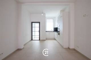 <p>Bent u op zoek naar een energiezuinige en instapklare woning met 3 slaapkamers en buitenruimte in het centrum van Gent? Dan is deze woning precies wat u zoekt.</p><p>Deze volledig gerenoveerde woning is gelegen aan de Drongensesteenweg in Gent, een vlot bereikbare en levendige ligging op korte afstand van het stadscentrum. In de directe omgeving vindt u een ruim aanbod aan winkels, scholen, openbaar vervoer en andere dagelijkse voorzieningen. De ligging combineert zo het comfort van stedelijk wonen met een vlotte mobiliteit, ideaal voor wie centraal en toch aangenaam wil wonen.</p><p>De woning werd volledig gerenoveerd en afgewerkt met kwalitatieve materialen. Daarnaast beschikt ze over vloerverwarming, wat zorgt voor extra wooncomfort. Zowel de voor- als achtergevel werden geïsoleerd, het dak werd vernieuwd en geïsoleerd, en ook alle leidingen werden volledig vervangen.</p><p>Indeling:<br />GLV: Bij binnenkomst betreedt u de inkomhal die toegang geeft tot de lichtrijke leefruimte met open keuken. Op het gelijkvloers is eveneens een apart toilet aanwezig. Via de leefruimte heeft u toegang tot de buitenruimte.<br />1steV: Via de trap bereikt u de nachthal die toegang biedt tot twee ruime slaapkamers en de badkamer.<br />2deV: Hier bevinden zich nog twee slaapkamers, bereikbaar via de trap in de hal, evenals een volledig geïsoleerde zolderruimte.<br />De eigenaar staat ervoor open om de huidige koer om te vormen tot een aangename tuin.<br />Interesse? Neem gerust contact met ons op voor meer informatie of om een bezoek in te plannen.</p>