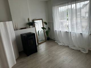 Instapklare 2 slaapkamer woning met gezellige zuidgerichte tuin. Bestaande uit: woonkamer, eetkamer, keuken, badkamer, kelder, 2 ruime slaapkamers, terras, tuin, buitenberging/opslagruimte. Verwarming dmv. efficiënte pelletkachels, EPC: 716 kWh/m²j. 2 parkeerplaatsen voor de deur. Onmiddellijk beschikbaar