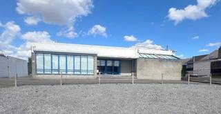 distributiecentrum / magazijn / werkplaats in actief industriegebiedbestaande uit verschillende burelen waarvan 1 met wand volledig met ingemaakte...