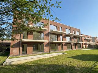 <p>Modern gelijkvloers appartement met twee slaapkamers en grote privétuin in een nieuwbouwproject dat eind juni wordt opgeleverd. De huur kan starten vanaf 1 juli 2026. Dit ruime en energiezuinige appartement biedt een aangename leefruimte met grote raampartijen en directe toegang tot een terras van 10 m² en een privatieve tuin. De open keuken is volledig ingericht en beschikt over een kookeiland, elektrisch kookvuur, combi-oven, ingebouwde koelkast en vaatwasmachine. Aansluitend bevindt zich een praktische berging met plaats voor wasmachine en droogkast. De badkamer is uitgerust met een dubbele lavabo en een comfortabele inloopdouche. Daarnaast is er een apart gastentoilet aanwezig. Het appartement heeft een onderhoudsvriendelijke keramische grijze tegelvloer, warmtepompverwarming en vloerverwarming voor een gelijkmatig en efficiënt warmtecomfort in alle ruimtes. Het gebouw is voorzien van een lift en biedt een ruime fietsenberging op het gelijkvloers. Een ondergrondse autostaanplaats kan worden bijgehuurd voor 85 euro per maand en is bereikbaar via een autolift. Dit kwalitatieve appartement combineert hedendaags wooncomfort met een uitzonderlijke buitenruimte en is ideaal voor wie op zoek is naar duurzaam en stijlvol wonen in een recent nieuwbouwproject.</p>