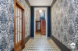 [[ DIT PAND NEEMT DEEL AAN DE ERA OPEN HUIZEN DAG OP 14/3 VAN 17:30 TOT 18:30 ]]
<p><strong>Te koop: karaktervolle woning in Elverdinge, gelegen aan de Veurnseweg met vlotte verbinding naar de invalswegen.</strong></p>

<p> </p>

<p>Deze ruime woning (<strong>174m² bewoonbaar oppervlak</strong>) uit 1935 biedt een solide basis en een ruime indeling, ideaal voor wie op zoek is naar een gezinswoning met potentieel. De ligging langs een belangrijke toegangsweg zorgt voor een goede bereikbaarheid. Met drie slaapkamers en een zolder biedt het huis voldoende plaats voor een gezin of voor wie graag extra hobby- of werkruimte heeft.</p>

<p> </p>

<p>Belangrijkste ruimtes:<br />• Woonkamer met natuurlijke lichtinval.<br />• Functionele keuken met ruimte voor eettafel.<br />• Ruime <strong>kelder</strong><br />• Badkamer op het gelijkvloers<br />• Drie slaapkamers.<br />• Zolder met extra bergruimte of mogelijkheden voor uitbreiding.<br /><strong>• Diepe tuin met tuinberging</strong></p>

<p> </p>

<p>Troeven:<br />• Ruime woonst met veel potentieel.<br />• Goede bereikbaarheid via invalswegen.<br />• Ruime indeling met 3 slaapkamers en zolder.<br /><strong>• Diepe tuin met zij-uitweg.</strong></p>

<p> </p>

<p>Neem vandaag nog contact op met je ERA-makelaar voor een bezoek.</p>

<p> </p>

<p>JOUW DROOMHUIS. ZO GEVONDEN!</p>