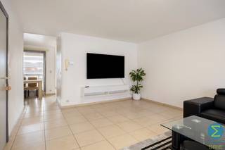 <p><strong>Instapklaar appartement met 2 slaapkamers en terras in het hart van Retie</strong></p>
<p>Op zoek naar comfortabel wonen op een toplocatie? Dit verzorgd appartement, bevindt zich op wandelafstand van de markt en het gezellige dorpscentrum, met winkels, horeca en voorzieningen binnen handbereik.</p>
<p>Via de traphal komt u binnen in de ruime leefruimte. Deze staat in open verbinding met de eethoek en de keuken, wat zorgt voor een praktische indeling. De keuken geeft tevens toegang tot de koele berging</p>
<p>Vanuit de eethoek bereikt u zowel het terras als de nachthal. Deze nachthal geeft toegang tot twee volwaardige slaapkamers, de badkamer en een apart toilet.<br /><br />Er is tevens een autostaanplaats achter het gebouw inbegrepen in de verkoopprijs.<br /><br /><em><span>Specificaties:</span></em><em></em><br /><em>- Bouwjaar: 2005<br /></em>- EPC: B / 132 kWh (m² jaar)<br />- 110m² bewoonbaar<br />- 2 ruime slaapkamers<br />- Autostaanplaats inbegrepen<br />- Elektra conform<br /><br /></p>