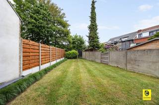 <p><span>Energiezuinig gelijkvloers appartement met terras en gemeenschappelijke tuin </span></p><p><span>Welkom in dit energiezuinige gelijkvloerse appartement, gelegen in een recent gebouwd appartementsgebouw aan de Schuurveldlaan. Hier geniet u van modern wooncomfort, een uitstekende label A en een aangename combinatie van binnen- en buitenruimte. Dankzij de energiezuinige technieken zoals de vloerverwarming, ventilatiesysteem type C+ én de aanwezige zonnepanelen, woont u hier niet alleen comfortabel maar ook bijzonder energie-efficiënt en toekomstgericht.</span></p><h2><span>Ligging</span></h2><p><span>Dit appartement heeft een zeer gunstige en strategische ligging aan de Schuurveldlaan, in de nabijheid van zowel het dorpscentrum van Wilrijk als Aartselaar. Daarnaast geniet u van een uitstekende verbinding naar de belangrijkste invalswegen richting Antwerpen en Brussel, wat deze locatie bijzonder interessant maakt voor pendelaars. U woont hier in een rustige woonomgeving met toch alle voorzieningen zoals winkels, scholen, horeca en openbaar vervoer binnen handbereik.</span></p><h2><span>Indeling</span></h2><p><span>Via de inkomhal, afgewerkt met een stijlvolle grijze tegelvloer, komt u meteen in een lichtrijke en aangename sfeer terecht. De inkomhal geeft toegang tot de verschillende ruimtes en leidt u verder naar de ruime leefruimte met open eilandkeuken.</span></p><p><span>De leefruimte geniet van uitzonderlijk veel natuurlijk licht dankzij de hoogrendements aluminium raampartijen over de volledige breedte. Deze bieden bovendien een mooi zicht op het privatieve terras en de gemeenschappelijke tuin. Twee ramen zijn voorzien van vliegenramen voor extra comfort. Via de schuifdeur bereikt u het privatieve terras van ca. 14 m², waar het heerlijk vertoeven is. De aanpalende gemeenschappelijke tuin voelt dankzij de beschutting quasi privatief aan en biedt een rustige groene omgeving om te ontspannen of gasten te ontvangen.</span></p><p><span>De open eilandkeuken is modern en hoogwaardig afgewerkt met onder meer een composiet werkblad en beschikt over alle hedendaagse toestellen: vaatwasser, oven, inductiekookplaat, koelkast, diepvries en voldoende kastruimte. Aansluitend bevindt zich een praktische berging met extra stockageruimte.</span></p><p><span>Verder bevindt zich links van de inkomhal de ruime slaapkamer, met voldoende plaats voor een dubbel bed en kastruimte. De badkamer is modern afgewerkt en voorzien van een inloopdouche, lavabo en handdoekradiator. Daarnaast is er nog een aparte technische ruimte met aansluiting voor wasmachine en droogkast.</span></p><p><span>In de ondergrondse verdieping beschikt u over een zeer ruime kelderberging, bereikbaar via lift of trap. Tevens is er een gemeenschappelijke fietsenberging aanwezig. De ondergrondse autostaanplaats dient verplicht mee aangekocht te worden voor een vraagprijs van 20.000 euro</span></p><p><span>Een extra troef is dat de aankoop kan gebeuren onder registratierechten (2%) in plaats van btw, wat financieel zeer interessant is.</span></p><h2><span>Troeven</span></h2><ul><li><span>Energiezuinig appartement met label A </span></li><li><span>Zonnepanelen aanwezig </span></li><li><span>Vloerverwarming </span></li><li><span>Ventilatiesysteem type C+ </span></li><li><span>Recent bouwjaar </span></li><li><span>Privatief terras en gemeenschappelijke tuin met quasi privatief gevoel </span></li><li><span>Zeer ruime kelderberging </span></li><li><span>Gemeenschappelijke fietsenberging </span></li></ul><p><span> </span></p><p><span>Dit appartement combineert comfort, luxe en een uitzonderlijk buitengevoel op een toplocatie in Wilrijk.</span></p><p><span> </span></p>