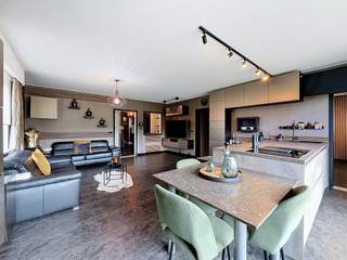 <strong>Stijlvol en hoogwaardig afgewerkt, gemeubileerd appartement met zuidgericht terras in Ganshoren.</strong><br /><br />Ontdek dit prachtige appartement op de derde verdieping, gelegen aan de Van Overbekelaan in Ganshoren. Dit appartement combineert ruimte, lichtinval en een hoogwaardige, moderne afwerking tot een bijzonder aangename woonomgeving.<br /><br />Bij het betreden van het appartement valt meteen de lichtrijke inkomhal & eet- en leefruimte op, die een warme en uitnodigende sfeer creëert. Aansluitend bevindt zich de kwalitatief afgewerkte open keuken, uitgerust met hoogwaardige materialen en een moderne uitstraling. Het appartement beschikt over twee ruime slaapkamers, ideaal voor wie op zoek is naar comfortabel en praktisch wonen.<br /><br />Een absolute meerwaarde is de extra dressing, die dankzij haar veelzijdigheid ook perfect kan worden ingericht als volwaardige extra kamer, of bureauruimte. Daarnaast beschikt het appartement over een praktische berging, die zorgt voor extra opbergruimte. En ook is er een privatieve kelder aanwezig voor extra berging.<br /><br />Ook buiten genieten is hier een plezier dankzij het zuidgerichte terras. Bovendien is er de mogelijkheid om de wagen gemakkelijk te parkeren op de publieke buitenparking van het gebouw.<br /><br />Ook de ligging vormt een belangrijke troef. De Van Overbekelaan biedt een goede aansluiting op het openbaar vervoer, met busverbindingen in de nabije omgeving en tramverbindingen op korte afstand. Zo verplaatst u zich vlot richting andere Brusselse gemeenten en belangrijke knooppunten. Ook met de wagen geniet u van een vlotte aansluiting op de belangrijkste verbindingswegen, waaronder de Keizer Karellaan en de Brusselse Ring. Hierdoor zijn zowel het centrum van Brussel als de omliggende gemeenten gemakkelijk bereikbaar.<br /><br />De combinatie van de hoogwaardige afwerking, de gemeubileerde verkoop, de moderne materialen, de doordachte indeling en de aangename lichtinval maakt dit appartement tot een bijzonder aantrekkelijke opportuniteit voor wie op zoek is naar comfort en kwaliteit.<br /><br />Interesse? De beschikbare documenten en bijkomende informatie over dit appartement kunt u eenvoudig online raadplegen.<br /><br />Wenst u meer informatie of wilt u het appartement graag zelf ontdekken tijdens een bezoek? Neem dan gerust contact met ons op via 02 262 45 78 of stuur een e-mail naar meise@weinvest.be. Wij helpen u met plezier verder!