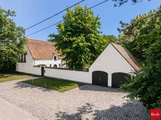 <div>
<div>
<div>
<div>
<p>Verscholen in een oase van rust en omringd door een adembenemend groen decor, bevindt zich deze karaktervolle alleenstaande villa op een uitzonderlijk perceel van maar liefst 2.514 m². Een eigendom met een zeldzame uitstraling en een overvloed aan mogelijkheden, waar ruimte, privacy en natuur naadloos samensmelten.<span></span></p>
<p>De absolute blikvanger van dit eigendom is zonder twijfel de prachtige tuin. Hier geniet u elke dag van een uniek uitzicht op volwassen bomen, een sfeervolle vijver en serres die een droom zijn voor tuinliefhebbers. Dit is een plek waar elk seizoen zijn eigen charme onthult en waar u in alle rust kunt ontspannen, gasten ontvangen of eindeloos genieten van het buitenleven.</p>
<p>Binnen verwelkomt een ruime inkomhal u in een lichtrijke leefruimte, waar grote raampartijen het omliggende groen als het ware naar binnen brengen. De woning ademt karakter en biedt een solide basis om, mits een stijlvolle opfrissing, opnieuw uit te groeien tot een exclusieve thuis die volledig aansluit bij uw persoonlijke woonwensen.</p>
<p>Met vijf volwaardige slaapkamers, twee badkamers – één uitgerust met een douche en één met een ligbad – en een extra zolderverdieping biedt deze woning alle comfort voor een groot gezin of wie royaal wil wonen.</p>
<p>Een extra troef is het vrijstaande bijgebouw, dat zich perfect leent als kantoor aan huis, atelier, hobbyruimte, gastenverblijf of zelfs als onderdeel van een cohousing- of kangoeroewoonconcept.</p>
<p>Verder beschikt dit eigendom over<strong> </strong>twee garages, een ruime oprit met plaats voor meerdere wagens, centrale verwarming op gas en dubbele beglazing.</p>
<p>Met een EPC-label C is er geen renovatieverplichting, waardoor u de woning stap voor stap en volledig op uw eigen tempo kunt moderniseren en afwerken volgens uw eigen smaak en stijl.</p>
<p>Een eigendom als deze is een zeldzame kans: een statige villa op een uitzonderlijk perceel, waar de indrukwekkende tuin, de rust en de ruimte zorgen voor een unieke woonbeleving. Hier woont u niet alleen in een huis, maar in een groene leefomgeving waar elke dag aanvoelt als thuiskomen in uw eigen privépark.</p>
<p>Neem contact op met Vincent op het nummer 0475 21 00 86 of via Vincent@reds.be voor een bezoek ter plaatse.</p>
</div>
</div>
</div>
</div>