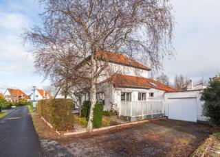 Met trots stellen wij u deze te renoveren villa voor, gelegen in de Taliterstraat 2 te Koksijde-Bad.<br /><br />Deze karaktervolle woning, boordevol potentieel, geniet van een absolute toplocatie: uitzonderlijk rustig en toch op wandelafstand van het commerciële centrum. Een ideale plek voor een vaste woonst of een charmant tweede verblijf in hartje Koksijde.<br /><br />De woning bevindt zich op een perceel van 520 m² en is als volgt ingedeeld:<br />Gelijkvloers:<br />Ruime inkomhal met hoog plafond | lichtrijke leef- en eetruimte | afzonderlijk toilet | keuken met toegang tot terras en tuin | grote slaapkamer met toegang tot een tweede terras | badkamer met douche en lavabomeubel | berging met aansluiting voor wasmachine | derde terras aan de voorzijde | garage en extra parkeerplaats.<br />Eerste verdieping:<br />Nachthal | afzonderlijk toilet | badkamer met douche en lavabomeubel | drie slaapkamers.<br />Tweede verdieping:<br />Ruime zolder met talloze mogelijkheden.<br /><br />Bent u op zoek naar een unieke, karaktervolle villa in Koksijde-Bad? Aarzel dan niet en contacteer ons snel voor een bezoek aan deze topper!