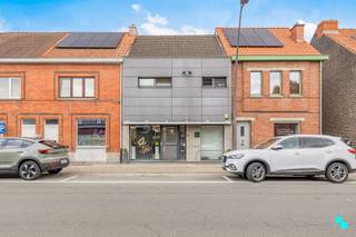 Deze charmante woning is gelegen op een perceel van 250 m² en bestaat uit twee delen: een gelijkvloerse handelsruimte (momenteel ingericht...