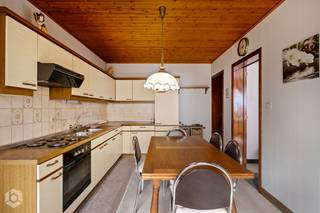 Deze halfopen te renoveren bebouwing is gelegen in een toffe, rustige en doodlopende straat in Beerzel. De woning bevindt zich op een perceel van 227 m² in een aangename woonomgeving en is niet-overstromingsgevoelig. Dankzij de rustige ligging geniet u hier van een fijne woonomgeving met toch een goede bereikbaarheid.<br /><br />De woning, gebouwd in 1962, beschikt over een bewoonbare oppervlakte van ca. 120 m². Op het gelijkvloers vinden we een inkomhal, woonkamer, keuken, badkamer, apart toilet en praktische berging. Boven zijn er twee slaapkamers. Achteraan bevindt zich een leuke tuin met zuidwestelijke oriëntatie, ideaal om volop van de buitenruimte en de namiddag- en avondzon te genieten. De woning biedt een mooie basis voor wie op zoek is naar een renovatieproject met potentieel.<br /><br />Een interessante te renoveren halfopen bebouwing op een aangenaam perceel, met een fijne tuin en mogelijkheden om de woning volledig naar eigen smaak te renoveren en in te richten.<br />EPC : 961 label F - Renovatieverplichting van toepassing.<br />Wenst u meer informatie of een plaats bezoek, contacteer Bob Quirynen 0476/09 84 85<br />of neem een kijkje op onze website : www.Boonstravastgoed.be