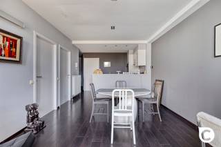 <p><span>Energiezuinig en instapklaar 1 à 2 slaapkamer appartement op toplocatie!</span><span><br /></span><span>Dit charmant appartement met EPC A bevindt zich op de 5de verdieping van een goed onderhouden gebouw te midden van 't Stad. Op deze droomlocatie kan u volop genieten van het bruisende stadsleven op een boogscheut van alle "hotspots" (Meir, 't Zuid, 't Eilandje, Stadspark,...). Kortom, de ideale uitvalsbasis in centrum Antwerpen waar kwalitatief wonen hand in hand gaat met een mooie "work-life balance". Het appartement is beschikbaar bij akte, ideaal voor eigen bewoning, maar biedt ook een mooie kans om zorgeloos te investeren.</span></p><p><span><br /></span><span>Inkom-/nachthal, leefruimte & keuken:</span></p><p><span>Via de aparte inkomhal komt u bij de charmante leefruimte met open keuken. De grote HR++ raampartijen brengen het natuurlijk licht binnen en accentueren het ruimtegevoel. De inbouwspots en de wandverlichting zorgen voor extra sfeer en gezelligheid. De keuken ligt op onderhoudsvriendelijke tegelvloer en voorziet in een gasvuur, dampkap, oven, koelkast en vriezer. Het open karakter staat u toe steeds in contact te staan met uw gasten, familie en vrienden.</span></p><p><span> </span></p><p><span>Slaapkamers, badkamer, toilet & wasruimte:</span></p><p><span>Officieel telt het appartement één ruime slaapkamer van 13,5m². In de nachthal vindt u nog een polyvalente ruimte (7m²) die perfect kan dienen als 2de slaapkamer, dressing, bureau, kinder-; logeer of hobbykamer. De rustieke badkamer is geheel betegeld en omvat een ligbad, douche en dubbel wasmeubel, Het toilet met handenwasser is apart. Bovendien is er ook nog een grote wasruimte die de nodige aansluitingen alsook de HR condensatieketel herbergt. Overigens ideaal om het kuisgerief en uw proviand op te bergen. </span></p><p><span><br /></span><span>Balkon, autostaanplaats & fietsberging:</span><span><br />Het balkon aan de voorzijde is zuidgericht, aangenaam om even een frisse neus te halen en in de zomermaanden te genieten van de laatste zonnestralen, al dan niet vergezeld van een sprankelend aperitief. In een stadsomgeving vormt de ondergrondse staanplaats een ware luxe, deze dient bij aangekocht te worden (€ 30.000). Ook de gemeenschappelijke fietsberging is een belangrijke troef.</span></p><p><span><br /></span><span>Extra troeven:</span></p><p><span>- Toplocatie (Mobiscore 9,6/10)</span></p><p><span>- EPC A - 84</span></p><p><span>- HR++ ramen</span></p><p><span>- HR condensatieketel</span></p><p><span>- Dak- en gevelisolatie</span></p><p><span>- Asbestveilig</span></p><p><span>- Individuele meters (excl. water)</span></p><p><span>- Beperkte maandelijkse lasten<br />- Autostaanplaats</span></p><p><span>- Fietsberging</span></p><p><span> </span></p>