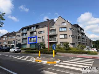 Ontdek dit recent appartement (bouwjaar ca. 2014) dat modern wooncomfort combineert met een praktische indeling en een uitstekende afwerking. De lichtrijke leefruimte met open keuken vormt het hart van de woning en biedt een aangename leefomgeving. Verder beschikt het appartement over twee volwaardige slaapkamers, een badkamer, een praktische wasplaats en maar liefst twee terrassen waar u in alle rust kunt genieten.
Extra troeven zijn de ondergrondse parkeerplaats (verplicht mee aan te kopen aan €20.000) en de private kelderberging, die zorgen voor extra comfort en bergruimte. Dankzij de recente bouw geniet u bovendien van een energiezuinige woning, hedendaagse technieken en beperkte onderhoudskosten.
Een ideale opportuniteit voor zowel eigen bewoning als investering!