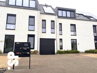 Men komt binnen in de inkomhal waar plaats is voorzien voor een vestiairekast. In de inkomhal is er tevens ook een gastentoilet aanwezig. Vanuit de inkomhal is er toegang tot de woonkamer met open keuken (tegels; 29m²). De keuken werd volledig geïnstalleerd met spoelbak, vaatwasser, kookvuur, dampkap, koelkast en combi-oven. De ruime wasplaats/berging grenst aan de keuken (tegels; 6m²). De woonkamer geeft toegang tot het ruime terras (tegels; 23m²) en de tuin. Verder beschikt het appartement over één slaapkamer (tegels; 12m²) en een ingerichte badkamer (tegels; 5m²) met een lavabomeubel en inloopdouche.<br /><br />Het appartement werd voorzien van lichtarmaturen en raamgarnituren. De tuin (oostelijk georiënteerd) is aangelegd.<br /><br />Bij het appartement hoort een ruime afgesloten kelderberging, één ondergrondse autostaanplaats en gemeenschappelijke fietsenberging, deze zijn inbegrepen in de huurprijs!<br /><br />- CV = aardgas (via vloerverwarming)<br />- E-peil < 40<br />- Zonnepanelen aanwezig!<br />- Huisdieren niet toegelaten.<br />- €60 algemene onkosten per maand<br /><br />Voor bijkomende inlichtingen of een bezoek ter plaatse kan u steeds vrijblijvend contact opnemen met Immo S|P via info@immosp.be