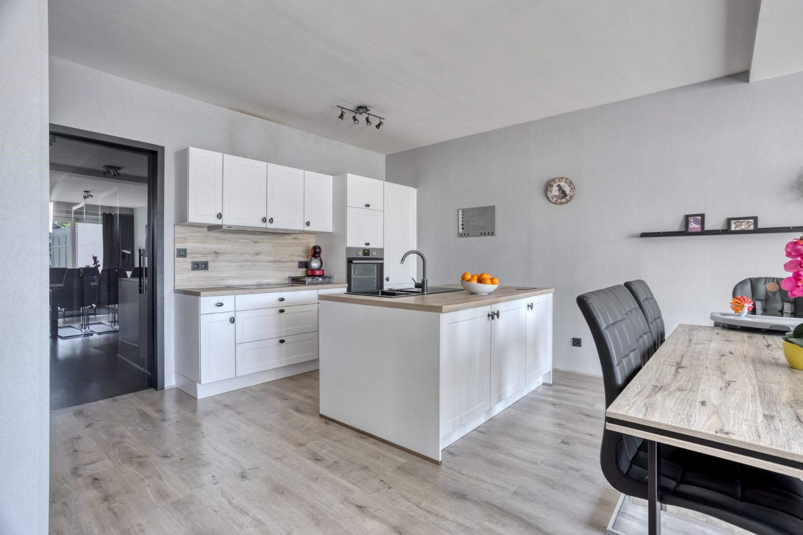 Energiezuinig gelijkvloers 2 slpk. appartement met 2 garages en staanplaats in Leopoldsburg - foto 4