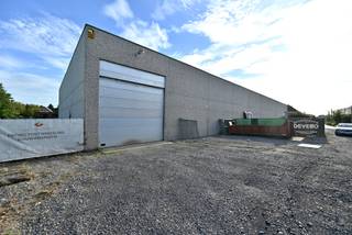 Loods voor opslag. Keuze uit 320m² bruikbare vloeroppervlakte ofwel 480m² bruikbare vloeroppervlakte. Tevens parking vooraan inbegrepen (volgens...