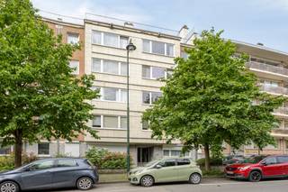 <p>Op een centrale en gegeerde ligging in Jette bevindt zich dit verzorgde appartement op de vierde verdieping van een residentie met lift. Winkels, openbaar vervoer, scholen en belangrijke invalswegen bevinden zich op korte afstand.</p><p></p><p>Het appartement bestaat uit een ruime inkomhal met vestiaire en apart gastentoilet, een lichtrijke woonkamer met gezellige cassettehaard, een aparte keuken met toegang tot het balkon, een praktische berging, een badkamer met douche en twee ruime slaapkamers, waarvan één met ingebouwde kasten.</p><p></p><p>Extra troeven zijn de privatieve kelder en de afgesloten garage, die zorgen voor voldoende bergruimte en parkeergelegenheid.</p><p></p><p>Hoewel het appartement een opfrissing kan gebruiken, werd het steeds met zorg onderhouden en biedt het veel potentieel om naar eigen smaak te worden ingericht.</p>