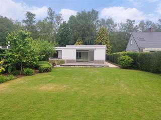 Charmant alles gelijkvloers landhuis in residentiële straat * Indeling : inkomhal op parket met vestiaire en gastentoilet, dubbele openslaande deur...