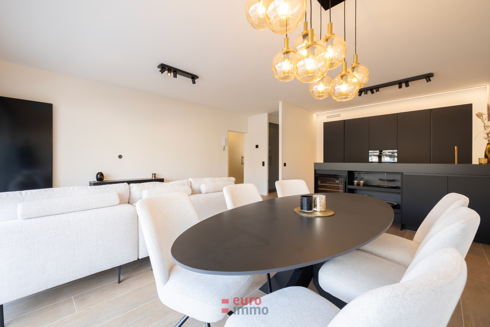 Appartement sublimement rénové avec finitions haut de gamme et grande terrasse - photo 2