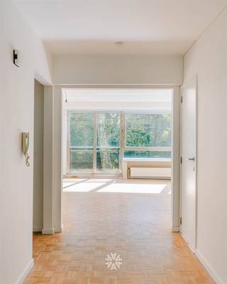 <p><span>GHENT - Appartement lumineux de deux chambres dans le quartier de la gare de Gand avec vue sur le parc</span></p><p><span> </span></p><p><span>Situé au deuxième étage de la Residentie Greenway, à l'angle de la Kortrijksesteenweg et de la Floraliënlaan, nous trouvons cet appartement prêt à l'emploi avec deux chambres à part entière, un espace de vie lumineux avec vue sur le Citadelpark, une cuisine équipée d'appareils encastrés et des installations sanitaires actualisées.</span></p><p><span> </span></p><p><span> </span></p><p><span>Ses atouts en bref : </span></p><ul><li><span>Prêt à vivre</span></li><li><span>Des espaces lumineux</span></li><li><span>Environnement verdoyant</span></li><li><span>Situation centrale, à proximité de la gare de Gand-Saint-Pierre</span></li><li><span>Local de rangement séparé avec raccordements pour lave-linge et sèche-linge</span></li><li><span>Cave privée</span></li></ul><p><span> </span></p><p><span>Aménagement : </span><span>hall d'entrée avec vestiaire, débarras séparé (buanderie), toilettes invités, séjour lumineux avec parquet authentique et cheminée décorative, cuisine intégrée, chambre avec balcon et débarras extérieur, salle de bains avec douche et lavabo, deuxième chambre avec vue sur le parc. </span></p><p><span> </span></p><p><span> </span></p><p><span>Important : </span></p><p><span>Loyer : 1 050 EUR/mois</span></p><p><span>Provision eau (K&amp;W) et chauffage : 100 EUR/mois</span></p><p><span>Provisions charges communes : 65 EUR/mois</span></p><p><span>Domicile obligatoire</span></p><p><span>Disponible à partir du 01/05/2026</span></p><p><span>EPC Label C</span></p><p><span> </span></p><p><span>Contactez l'agence immobilière Axel Lenaerts pour une visite via le site web www.axellenaerts.be/nl/huren</span></p>